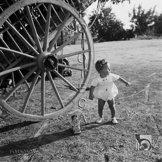 Bebé con carro. Alfonso Foradada Coll. Valle de Ansó