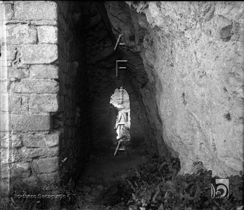 Ermita de la Virgen de La Peña. Pasadizo. Ildefonso San Agustín. Aniés