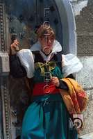 Mujer vestida de ansotana. José Oltra Mera. Ansó