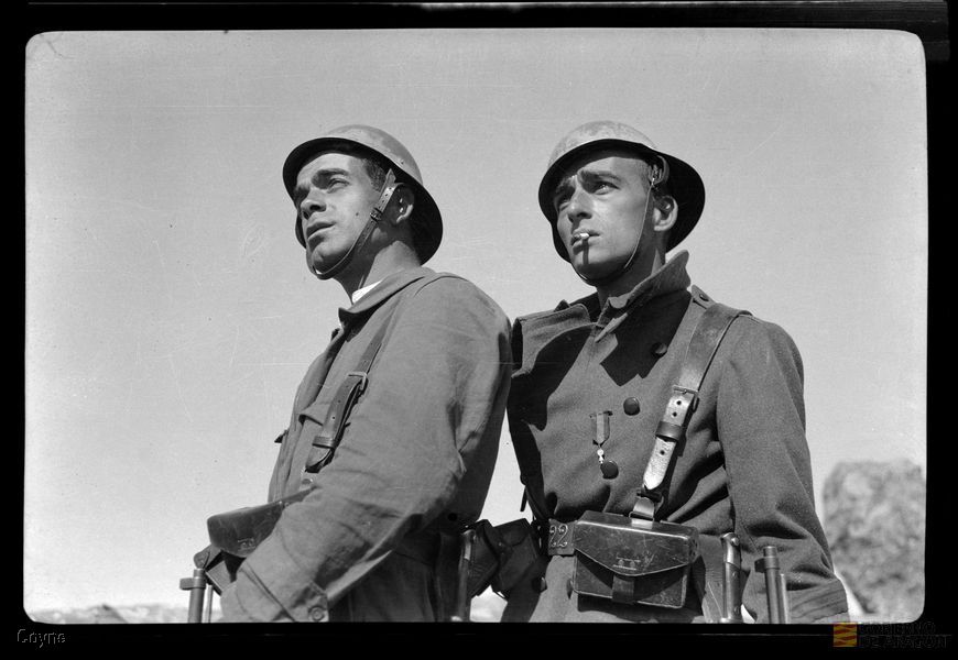 Juan Antonio Cremades, presidente de la JAP y Antonio Blasco del Cacho, secretario de AP, voluntarios del Regimiento de Infantería nº 22 en el sector de Sigüenza. Manuel Coyne Buil