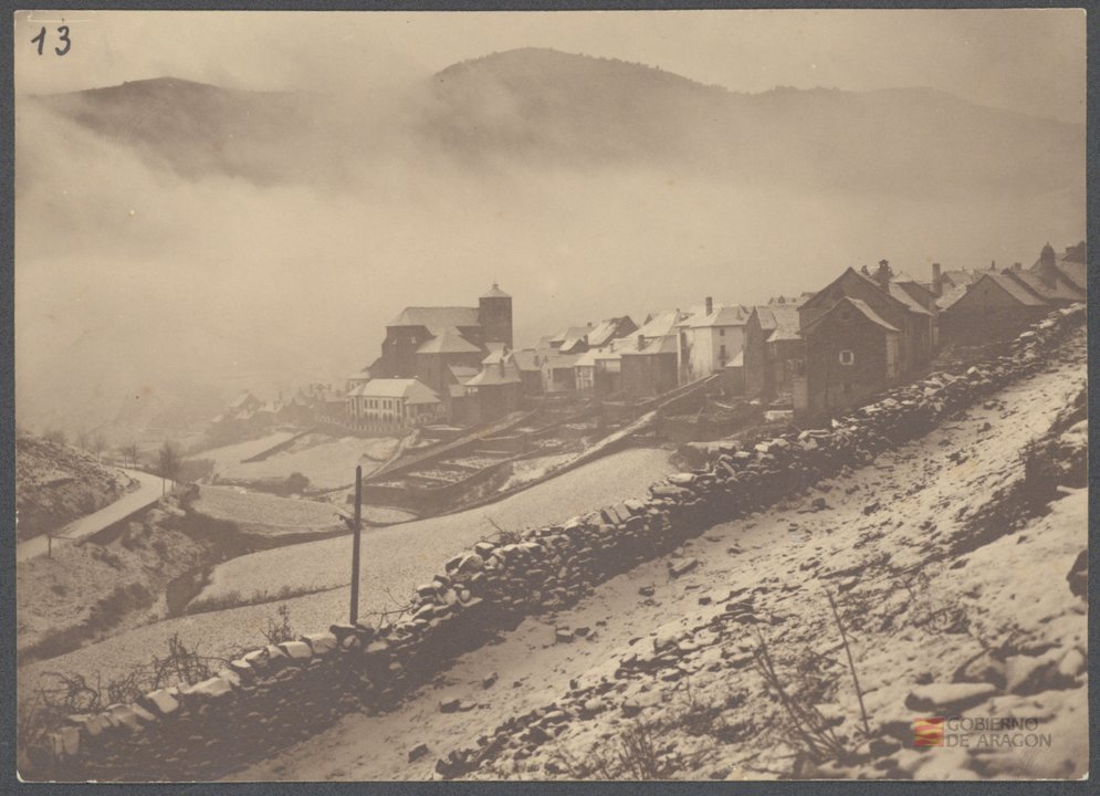 "Vista del pueblo de Ansó - Km. 58 de la carretera de La Peña a Ansó". Martín Luesma Vallestín