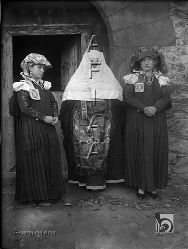 Fiesta del traje. Tres ansotanas de frente. Ricardo del Arco y Garay. Ansó