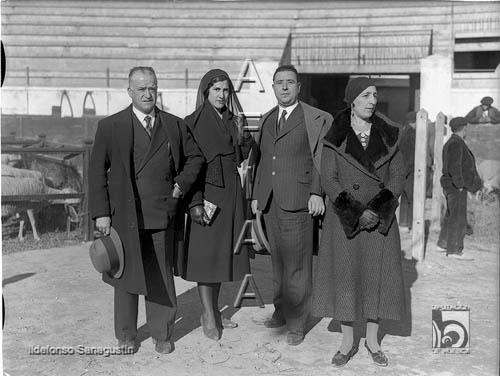 El fotógrafo y su esposa, con otra pareja, en la plaza de toros. Ildefonso San Agustín. Huesca