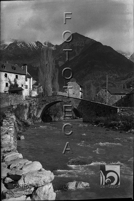 "Puente antiguo de Sallent de Gállego". José Oltra Mera. Sallent de Gállego. Alto Gállego