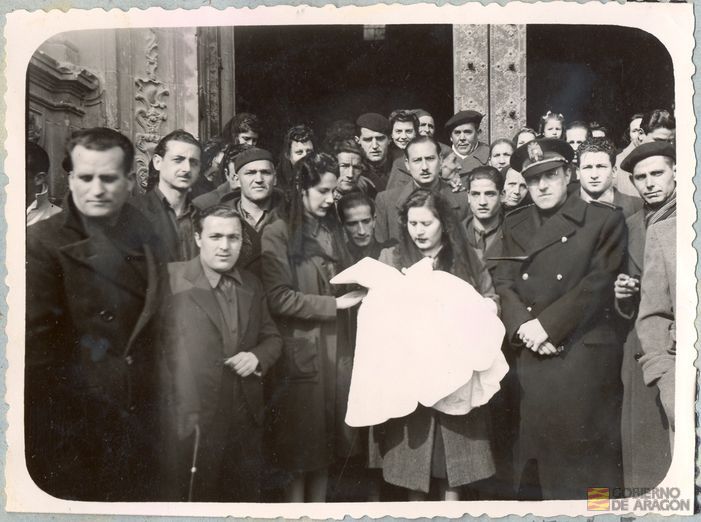 Divulgación. Asistencia sanitario-social. Ex-colegiata Santa María la Mayor. Bautizo de una niña abandonada en el Hospital de Alcañiz de la que se hizo cargo la Falange. Alcañiz