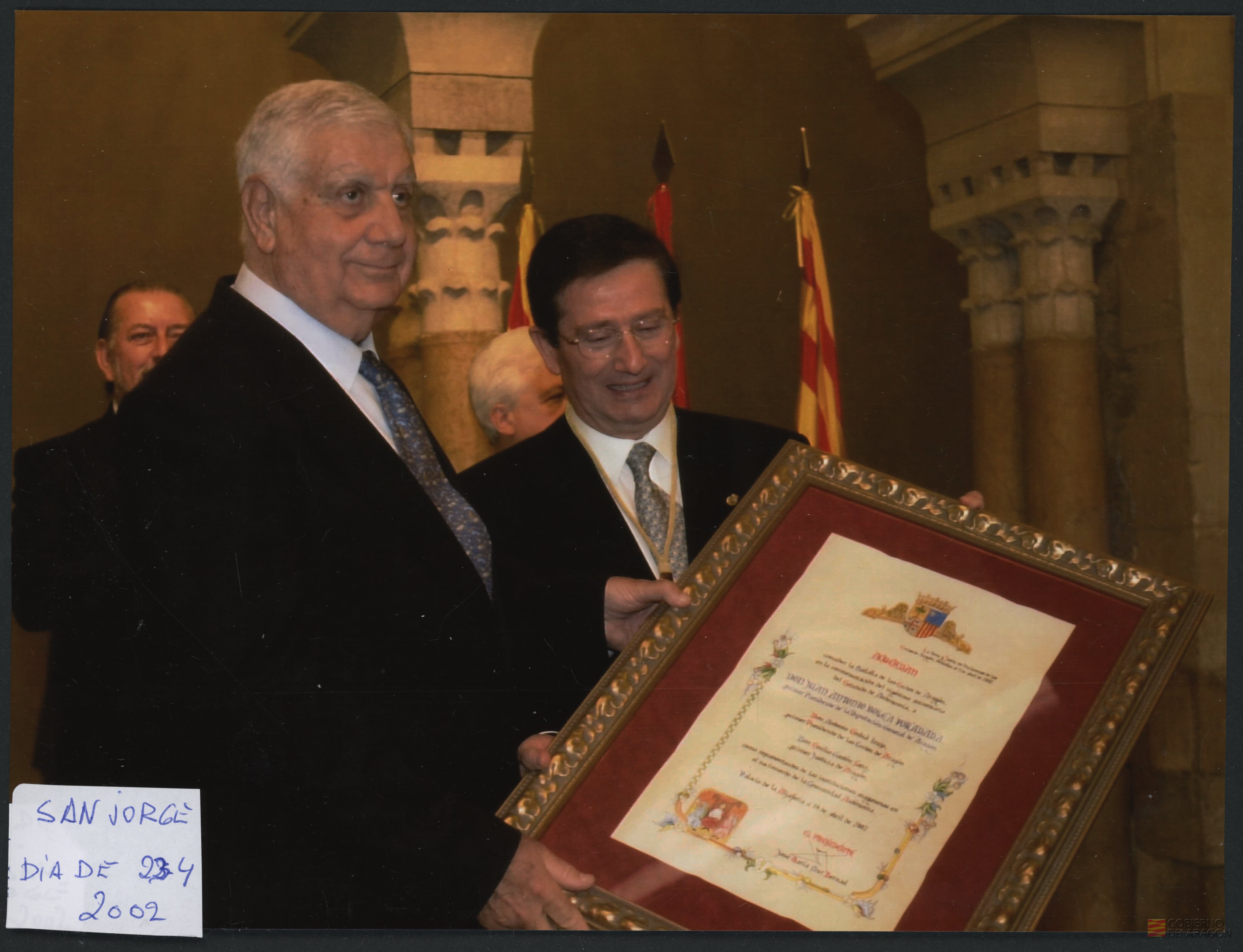 José María Mur, presidente de las Cortes de Aragón, entrega un diploma a Juan Antonio Bolea Foradada en la celebración del 40 aniversario del Estatuto de Aragón
