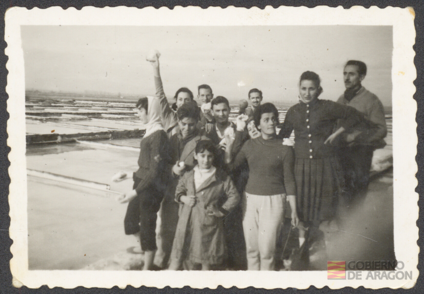 Imagen grupal del curso 1958-1959 con amigos y profesores en Remolinos