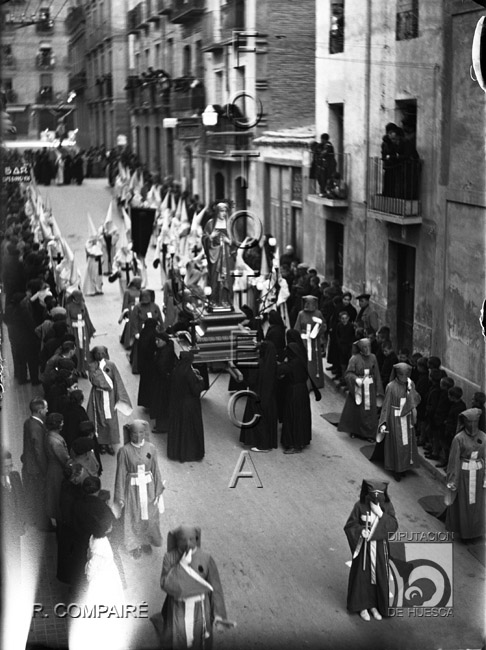 "Semana Santa. Procesión de Jueves Santo". Cofradía de la Dolorosa. Ricardo Compairé Escartín. Huesca