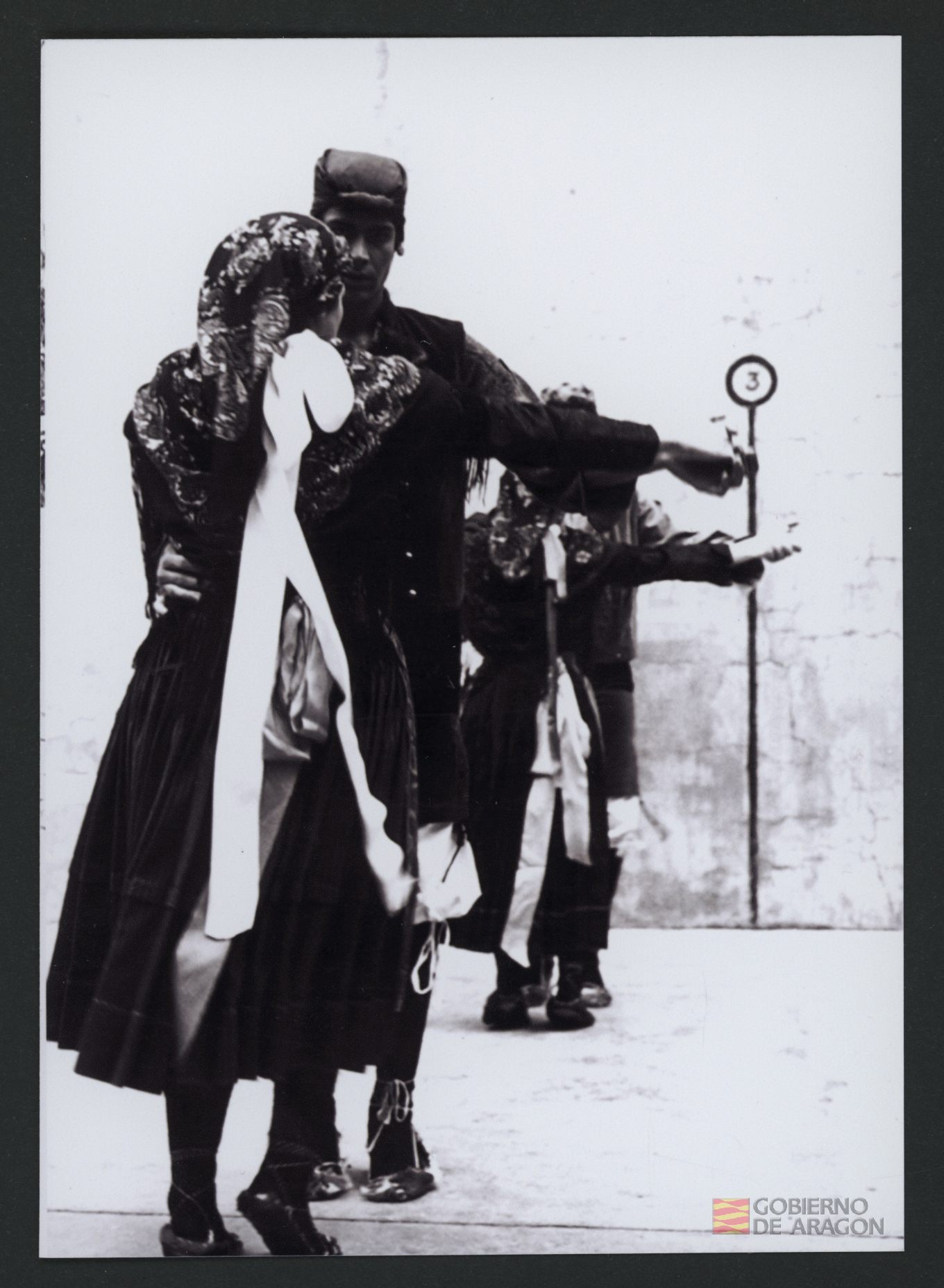 Pareja de bailadores interpretando la danza del "Vals-jota de Banastón"