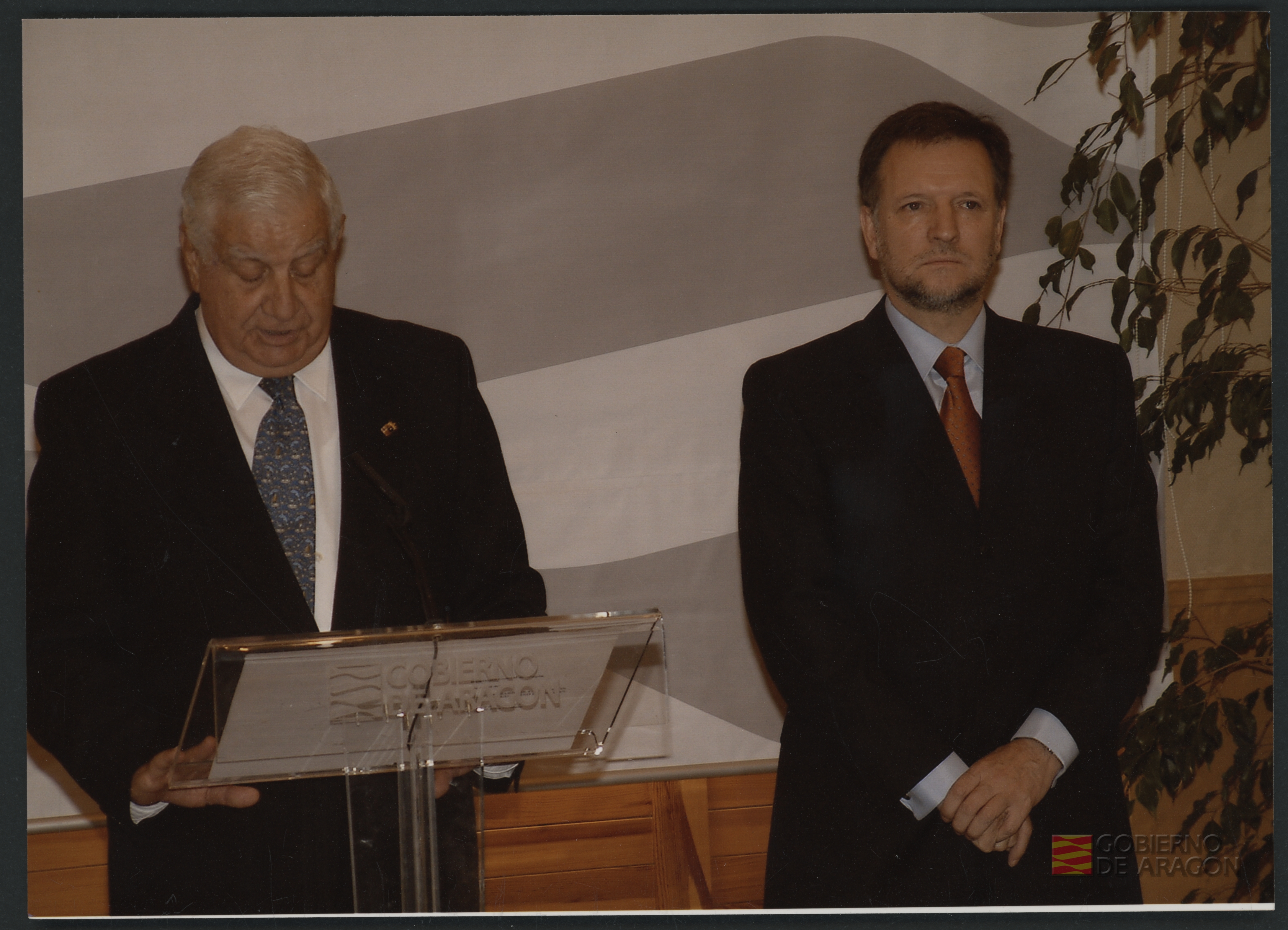 Juan Antonio Bolea Foradada junto con Marcelino Iglesias pronunciando un discurso durante el acto conmemorativo del veinticinco aniversario de la constitución de la Diputación General de Aragón