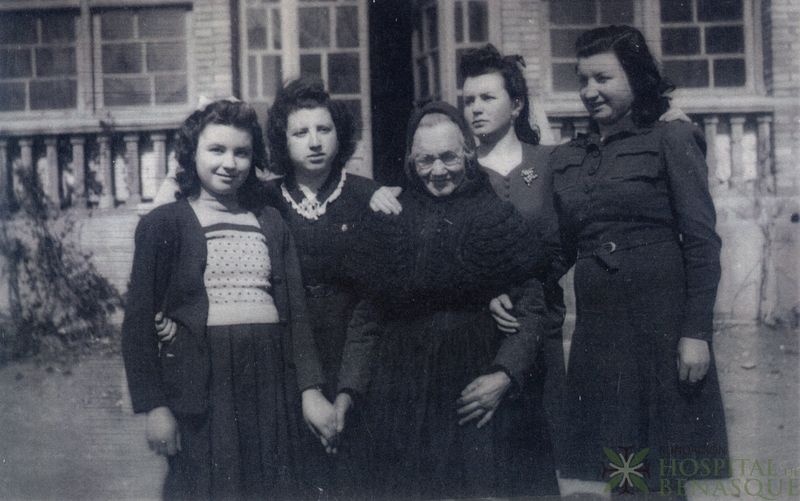 Cinco mujeres de pie, una de ellas anciana, en la puerta del Gran Hotel Benasque