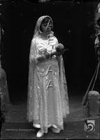 Niña vestida de Primera Comunión con Niño Jesús en las manos. Ildefonso San Agustín. Huesca