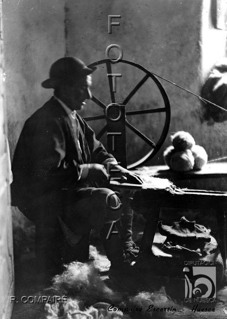 "Pelaire en su taller". Ricardo Compairé Escartín. Ansó