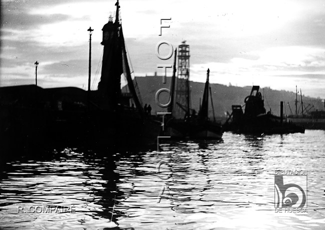 "Contraluz en el puerto". Ricardo Compairé Escartín. Barcelona