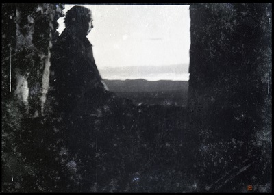 Enfermera (hija del guerrillero) observando el paisaje. Torralba de Aragón