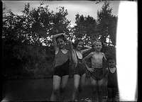 Cuatro niños en bañador. Mariano Gómez Zamora