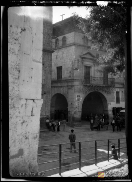 Valderrobres (Teruel). Plaza Mayor. Ayuntamiento. José Galiay Sarañana
