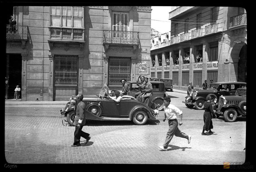 Coche en un desfile de requetés en la Plaza de Aragón. Manuel Coyne Buil. Zaragoza