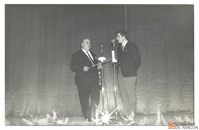 XVI Aniversario de su fundación. Gala celebrada en el Teatro-Cine Marín. Actuación del concertista de violín José Cebrián, junto al presentador Gregorio Camacho Morante. 30 de abril. Teruel