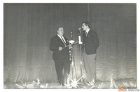 XVI Aniversario de su fundación. Gala celebrada en el Teatro-Cine Marín. Actuación del concertista de violín José Cebrián, junto al presentador Gregorio Camacho Morante. 30 de abril. Teruel