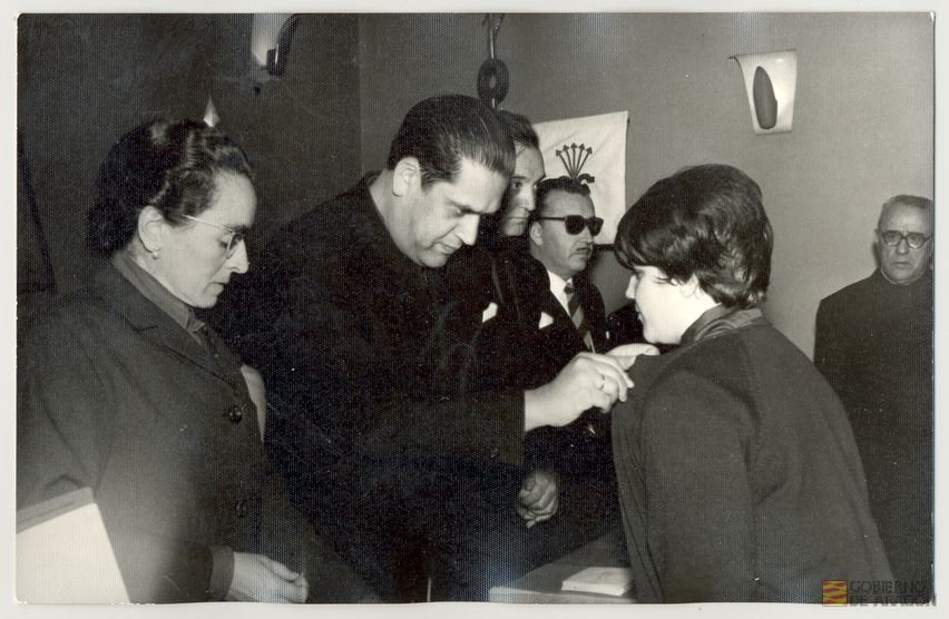 Cultura. Juventudes femeninas. Fiesta de Santa Teresa de Jesús, patrona de la Sección Femenina. Acto de imposición de insignias por Federico Trillo-Figueroa, gobernador civil de la provincia, entre otras autoridades el presidente de la Diputación Provincial, César Gimeno Temptrado y la delegada provincial de la Sección Femenina Rita Navarro Mínguez, 15 de octubre. Teruel