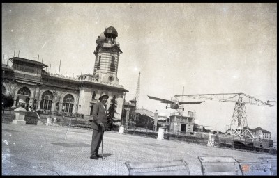 Hombre en el parque de atracciones del Tibidabo. Barcelona