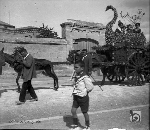 Carroza adornada con vegetales. Ildefonso San Agustín. Huesca