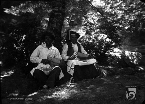 Dos pastores cortando migas a la sombra de un árbol. Ricardo del Arco y Garay
