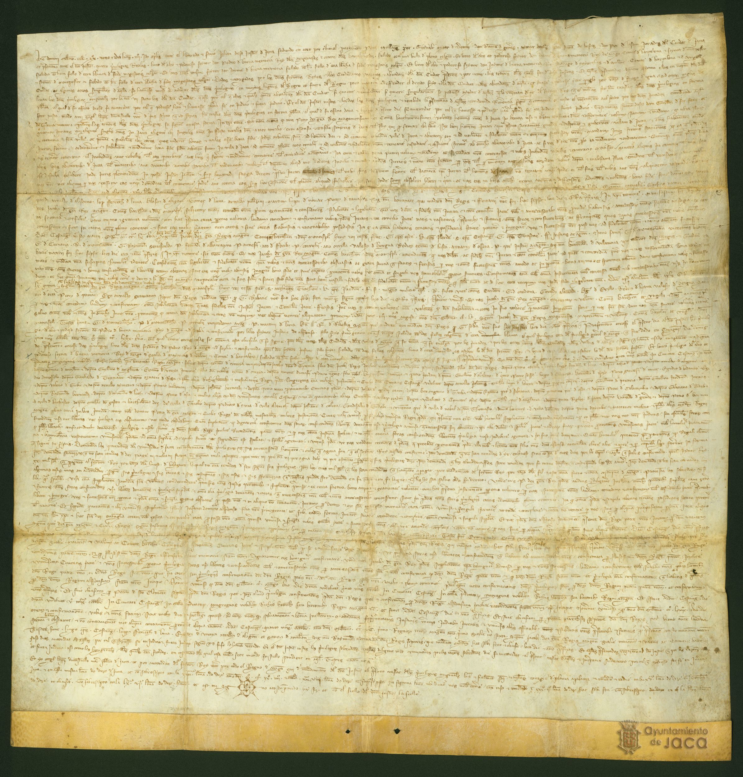 Juan de Esa, justicia de Jaca, ordena y confirma a los hombres de Jaca la copia de cuatro privilegios reales otorgados en el siglo XIII, para conservar los originales fuera de peligro de pérdida o destrucción.
