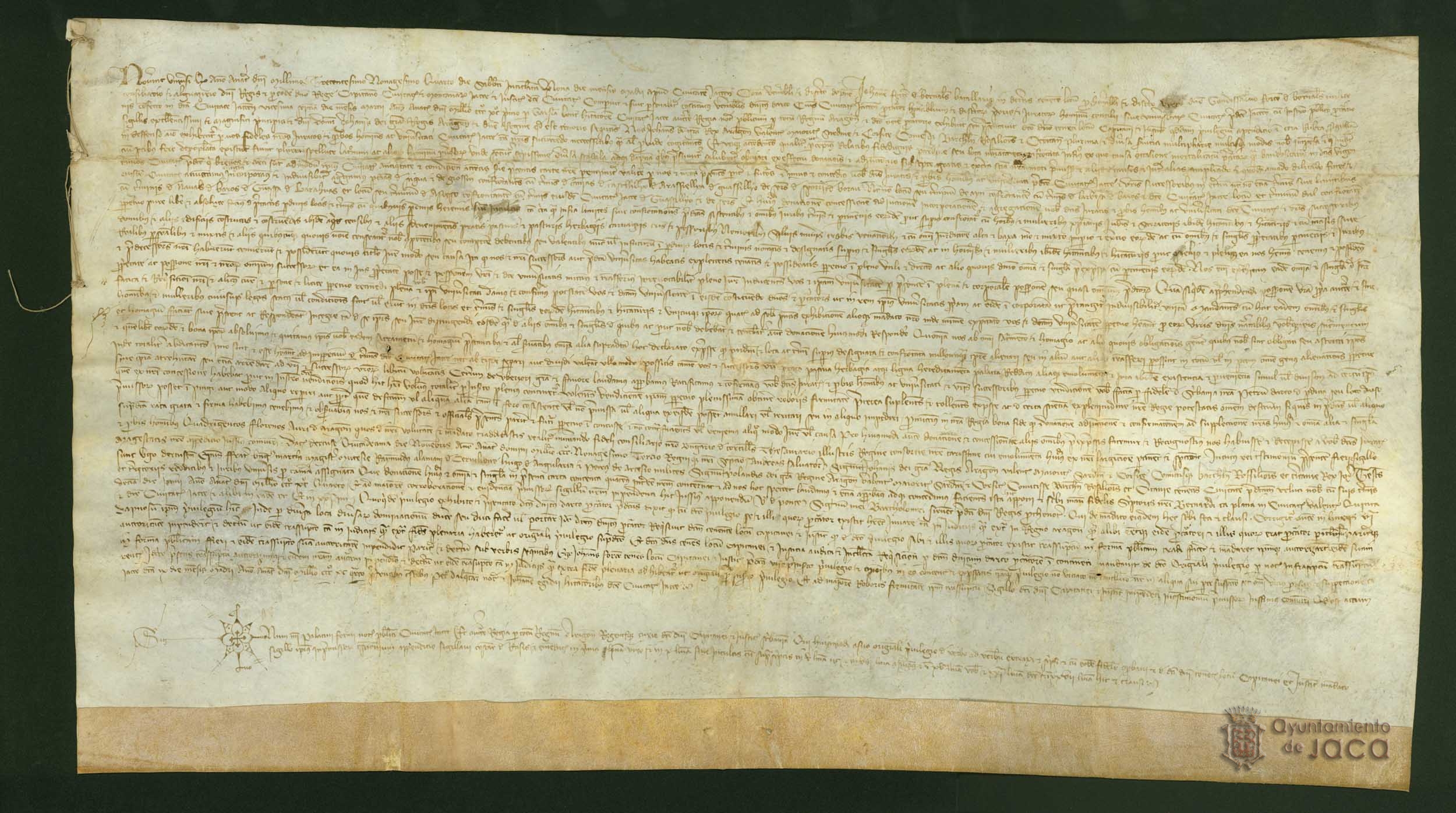 Copia de un privilegio de Juan I de Aragón, solicitada por Domingo de Arco, procurador del Concejo de Jaca, que versa sobre la posesión de las pardinas de Guaso, Sagua y Grosín y de los lugares de Ayn, Ulle y de Asieso. También contiene la confirmación de la copia, dada por Juan Forcén de Bornales, lugarteniente del capitán y justicia de Jaca