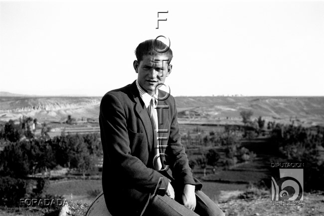 Joven posando en el campo. Alfonso Foradada Coll. Santalecina