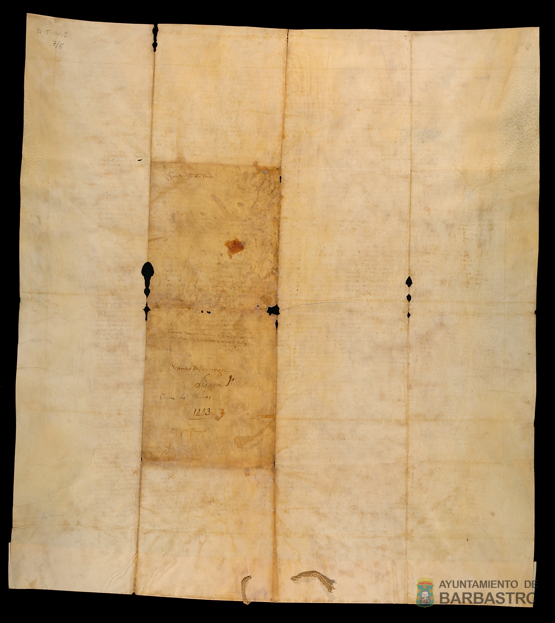 Sentencia del lugarteniente del Justicia de Aragon Carlos de Luna a favor de Antonio de Santangel, ciudadano de Barbastro hijo de Pedro de Santangel, sobre el cobro del censo de 400 sueldos de pension anual por 8000 de propiedad, cargado sobre el Concejo de Barbº, que le transfirieron Lorenzo Bernat y Martina Perez de Aux, conyuges herederos de Raimundo Bernat, a quien se lo habia vendido Luis de Santangel, hijo de Pedro de Santangel.