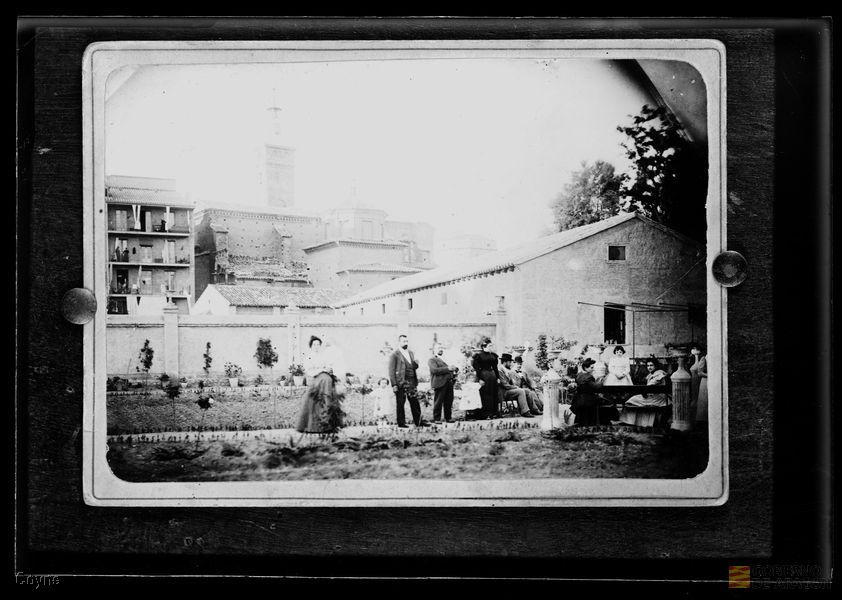 Grupo de personas en un huerto