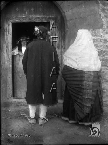 Fiesta del traje. Pareja de ansotanos de espaldas. Ricardo del Arco y Garay. Ansó