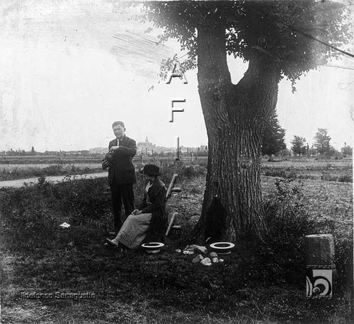 Paseo por las cercanías. Rodolfo Albasini y esposa descansando al pie de un árbol. Ildefonso San Agustín. Huesca