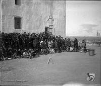 Grupo de personas en la ermita de San Jorge. Ildefonso San Agustín. Huesca