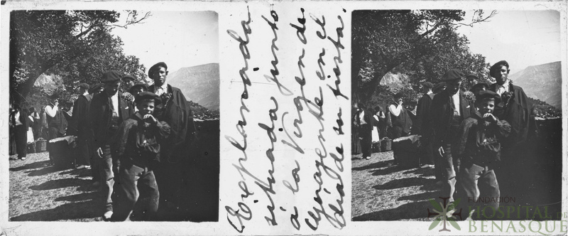 Retrato de grupo en la explanada situada junto a la Virgen de Guayente en el día de su fiesta