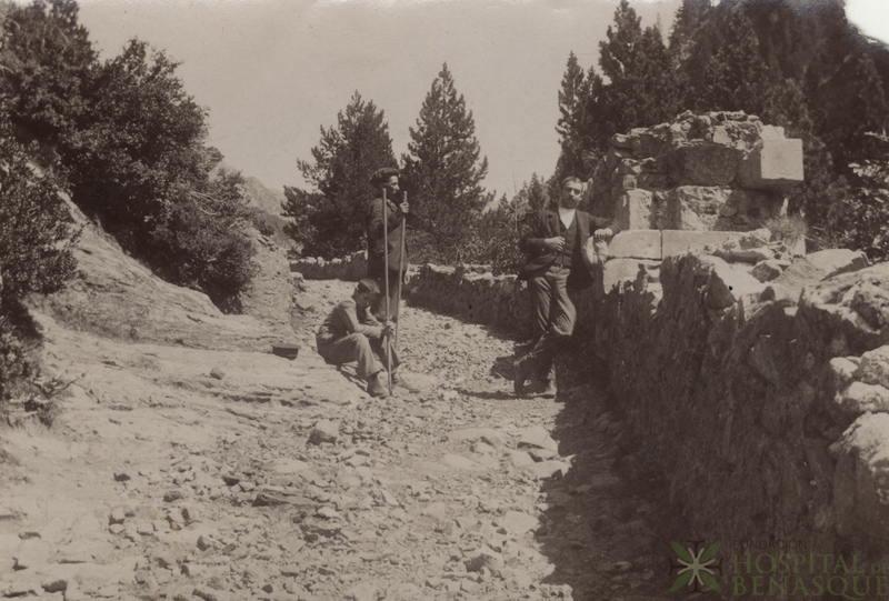 Tres hombres junto a la Torre de los Baños.