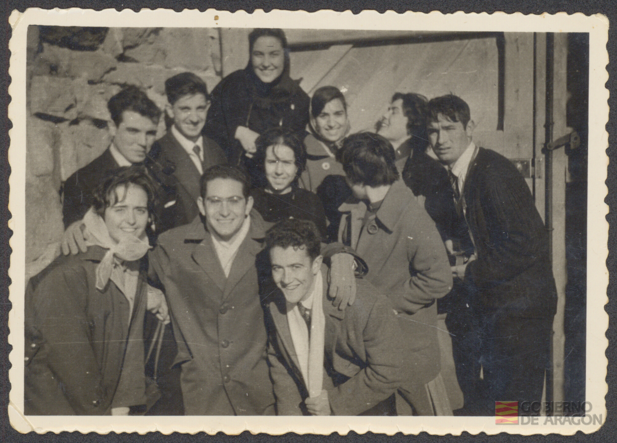 Ángel Conte Cazcarro de excursión junto con sus compañeros del curso 1958-1959 en el Castillo de Loarre