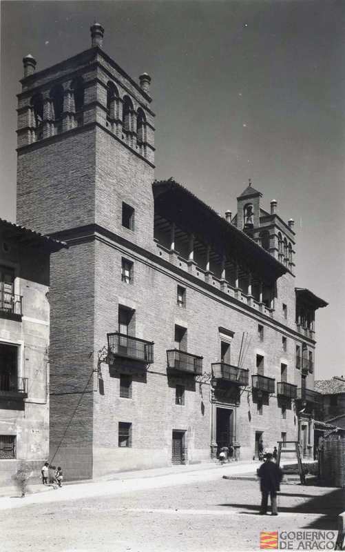Sección Circulante de la Biblioteca Pública en el Ayuntamiento. Fachada del Ayuntamiento. Fidel Oltra