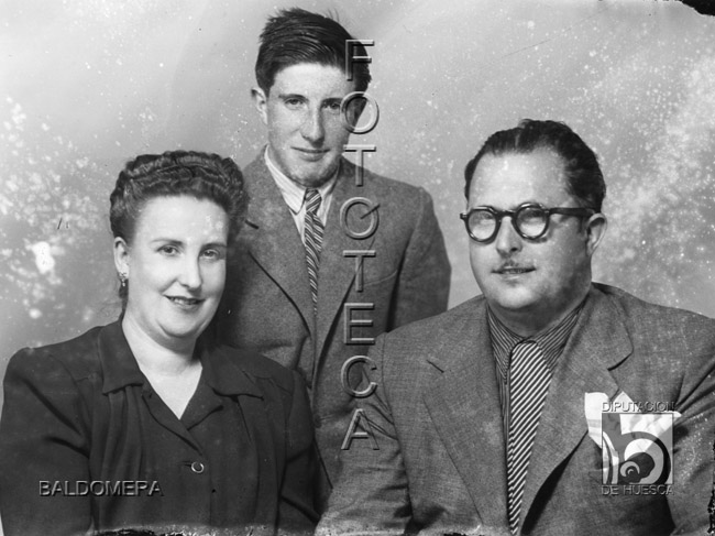 Retrato de familia: Tonón de Baldomera, su esposa, María Monclús y su hijo Tonín. Antonio López Santolaria
