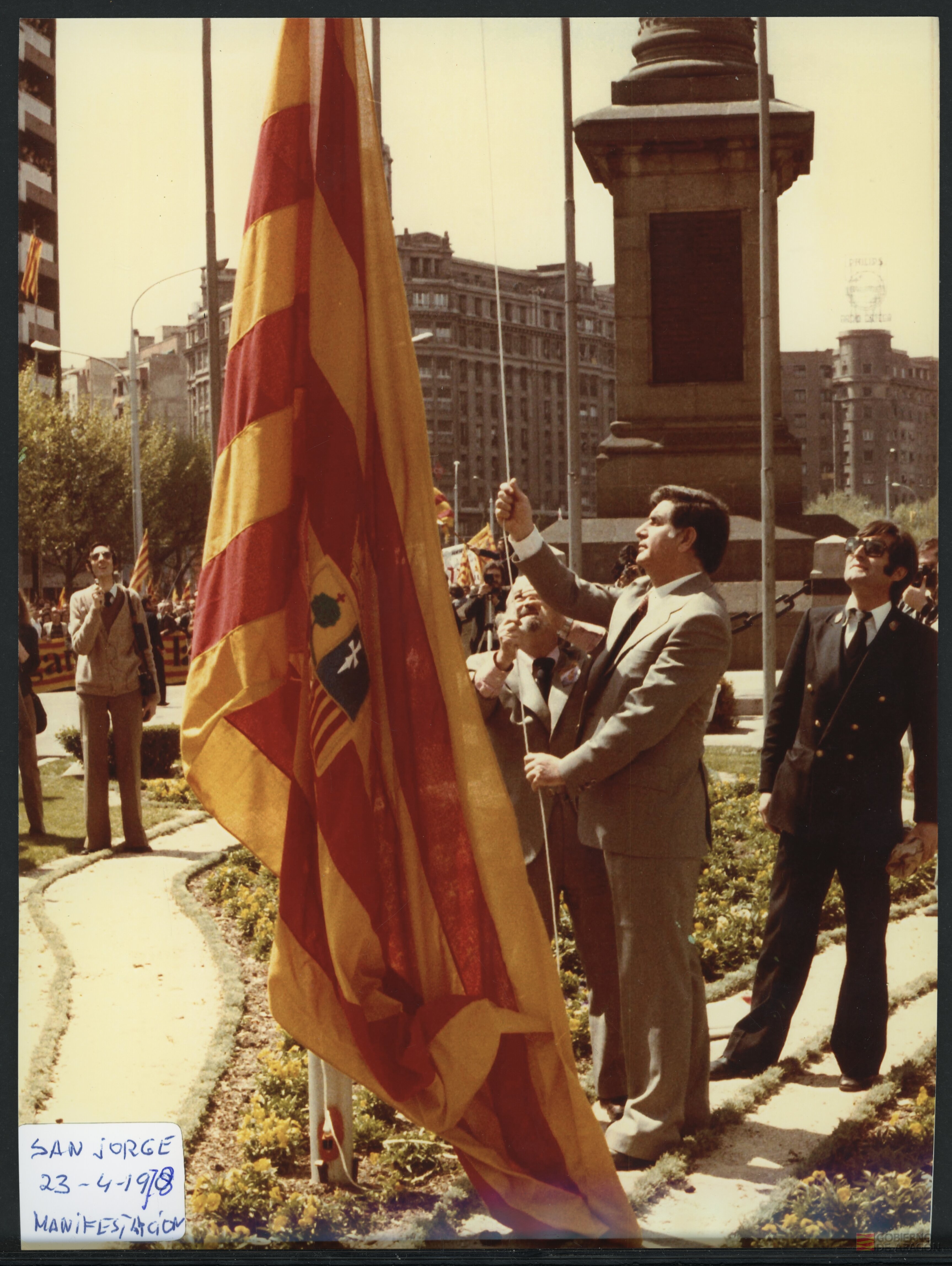 Juan Antonio Bolea Foradada iza la bandera de Aragón en la plaza de Aragón al final de la manifestación de Zaragoza por la autonomía