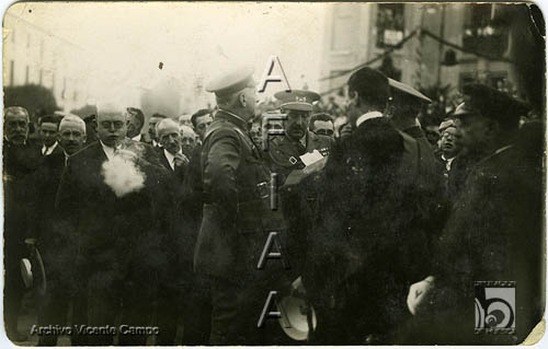 Visita del General Primo de Rivera a Huesca. El general y otras autoridades delante del Casino