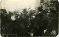 Visita del General Primo de Rivera a Huesca. El general y otras autoridades delante del Casino