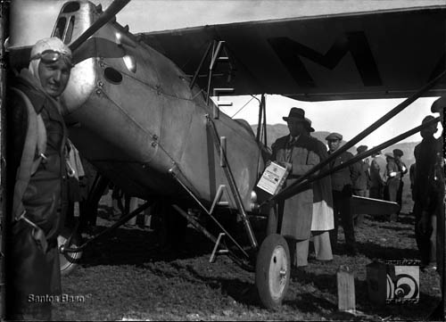 Avión participante en la vuelta a España en el Saso de Igriés. Santos Baso Simelio. Igriés