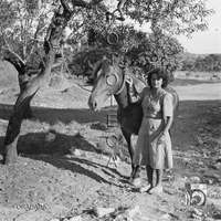 Mujer con caballo. Alfonso Foradada Coll. Valle de Ansó