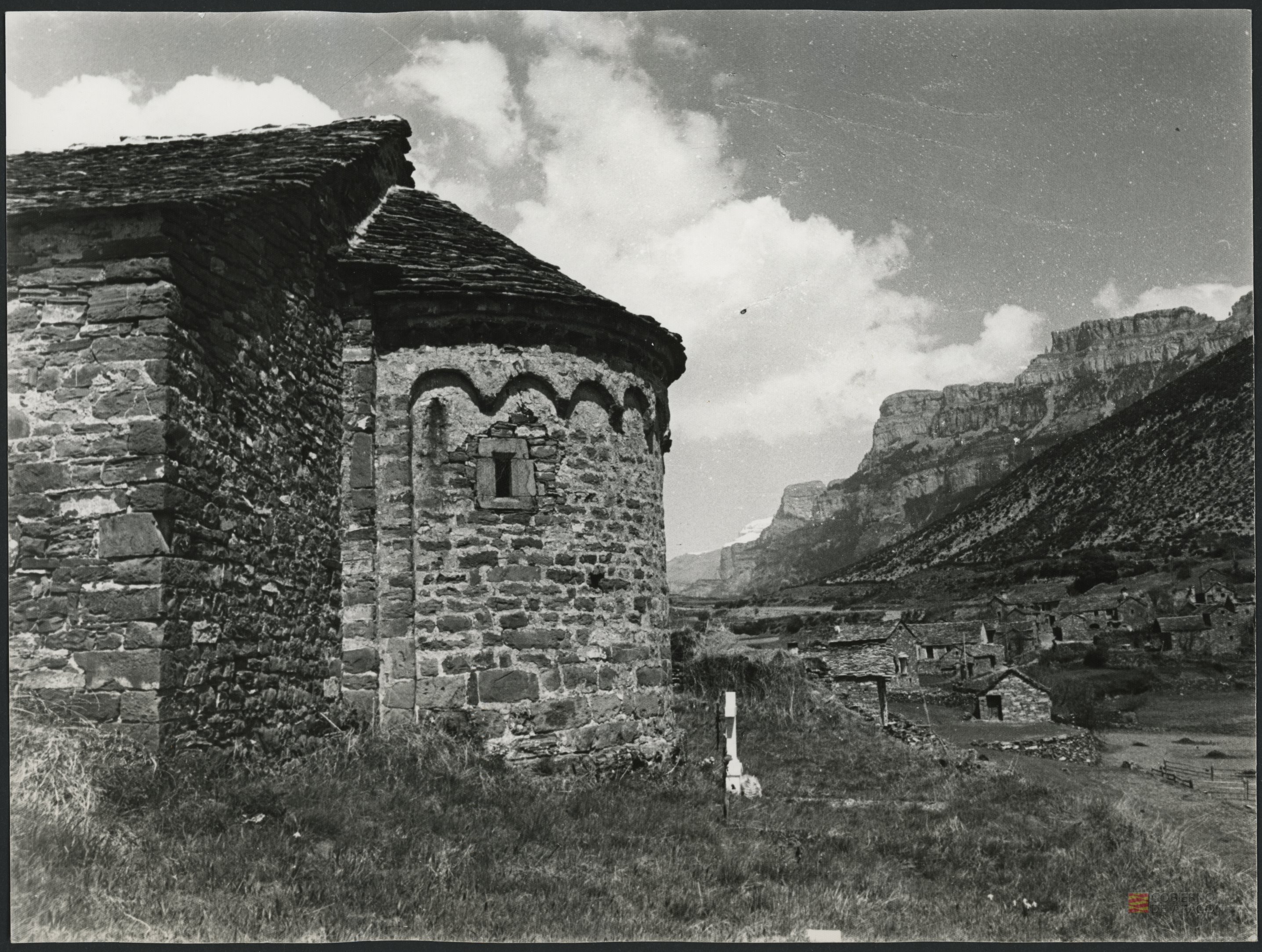 Iglesia de San Vicente de Vio. Vista del ábside con los Sestrales al fondo. Vio