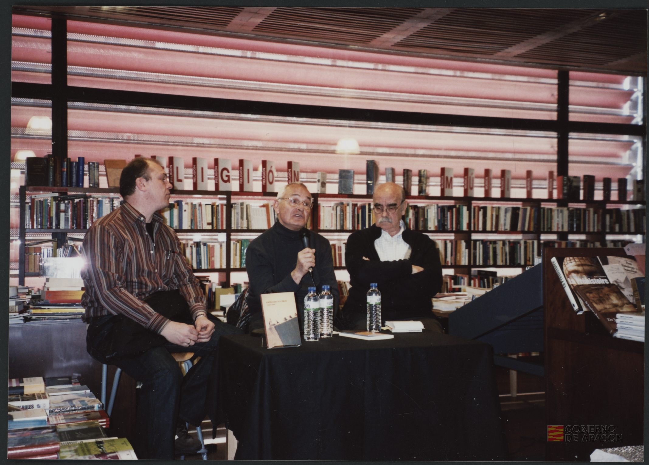 Ángel Conte Cazcarro junto con José Antonio Labordeta en la librería central del Reina Sofía