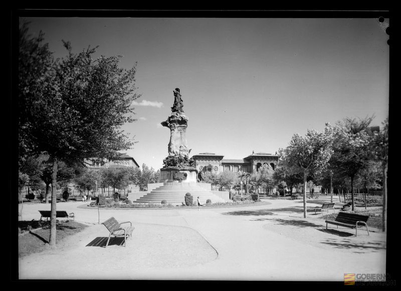 Plaza de Castelar, actualmente plaza de los Sitios. Monumento a los héroes de los Sitios. Ignacio Coyne