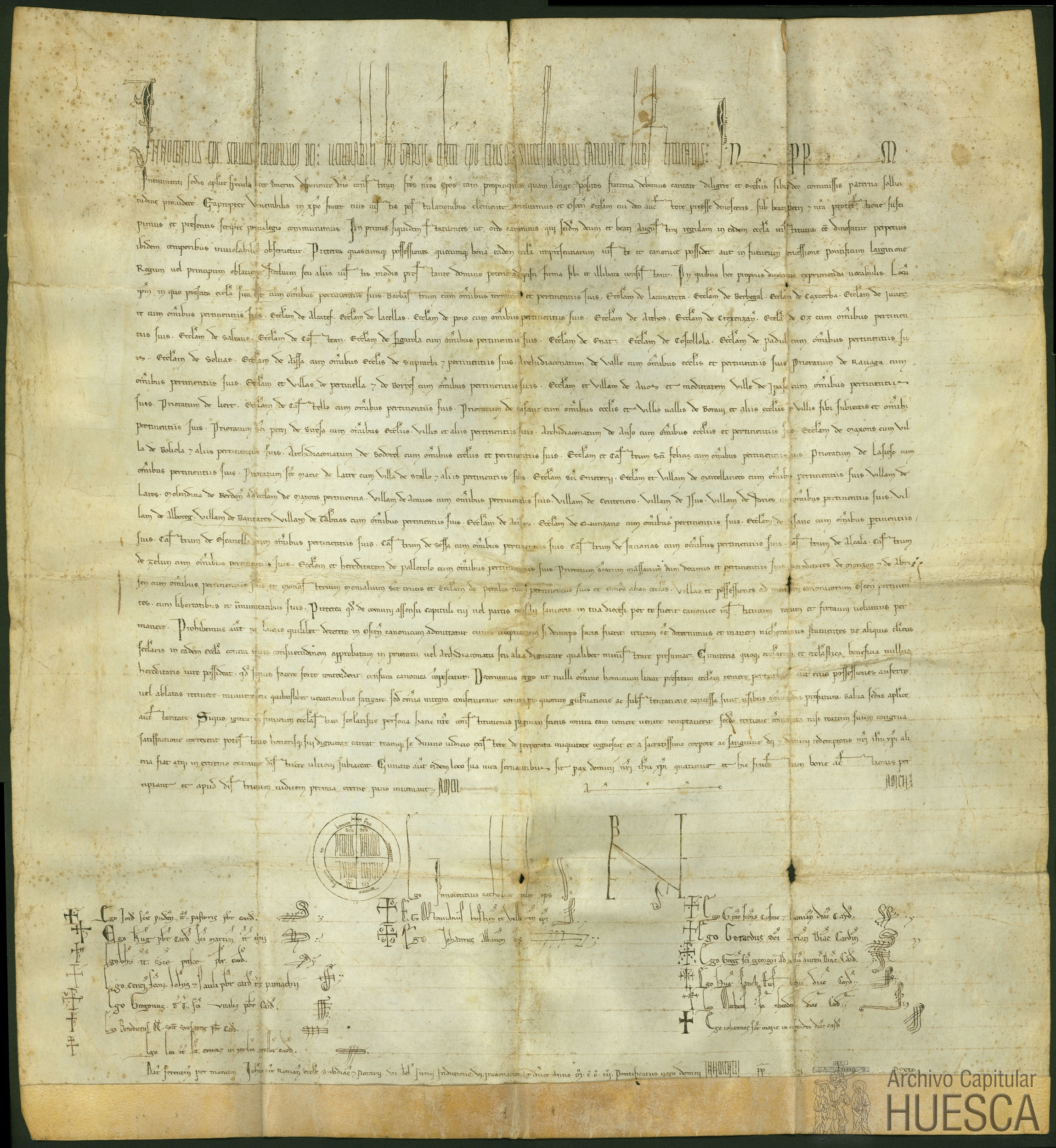 Inocencio III toma bajo su protección a la iglesia de Huesca, establece que se observe en la misma la regla de san Agustín, confirma sus posesiones, ratifica las instituciones hechas por el obispo con el consentimiento del cabildo y prohibe la admisión de laicos para canónigos y la posesión por derecho hereditario de cemenerios y beneficios eclesiásticos
